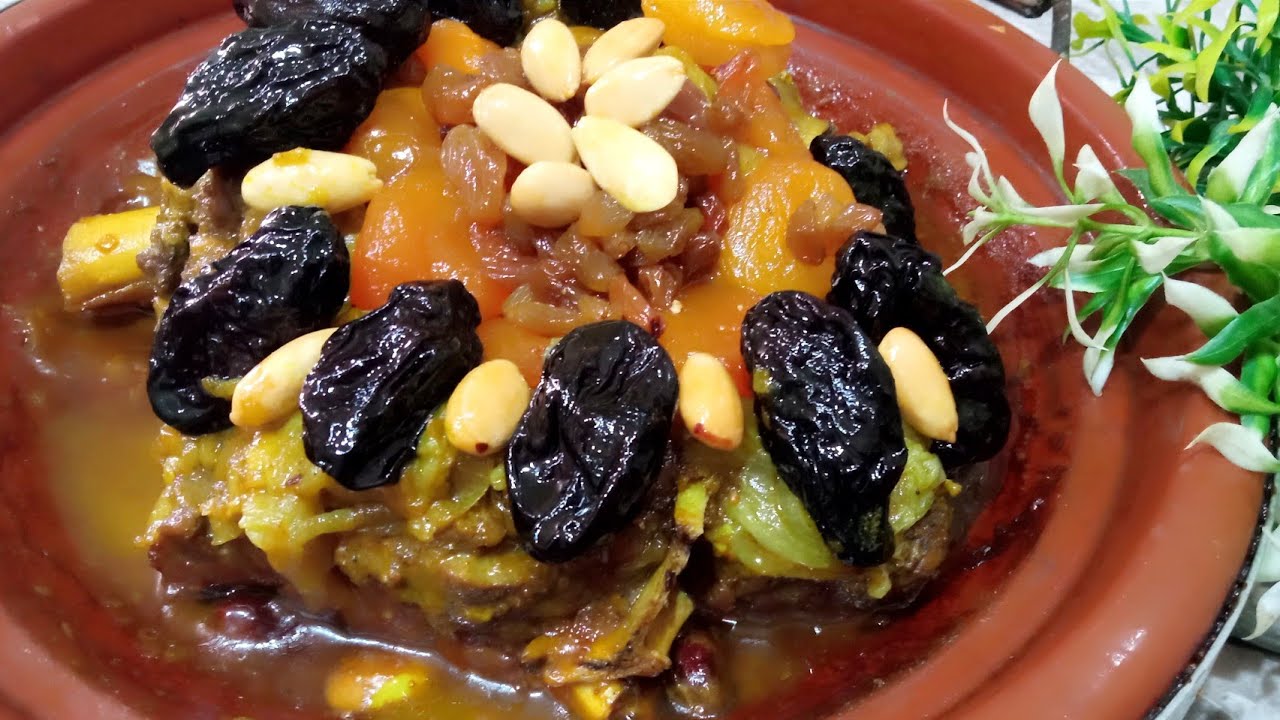 طاجين باللحم وجزر معسل مزين بالتمر